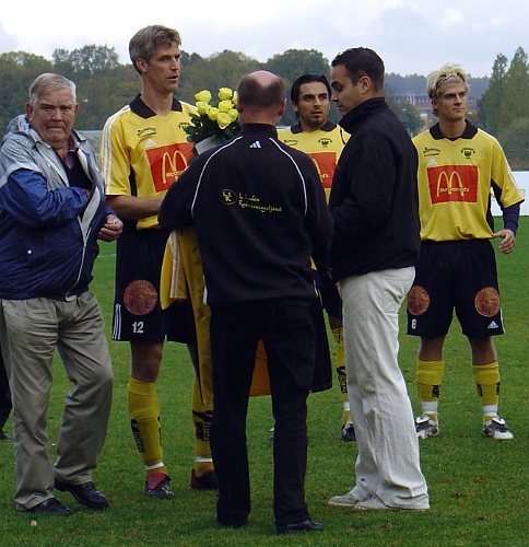 2003_0927_06.jpg - Ola Eriksson blir avtackad efter sin 18:e och sista säsong i Arboga Södra IF, fr.v Helge Larsson (Gamla Sifare),  Lars Ludén och Daniel  Di Zazzo (Styrelsen)