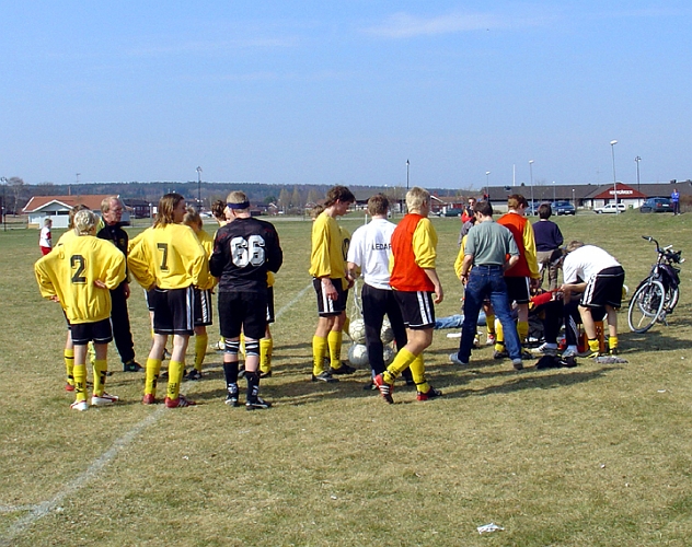 2004_0417_01.jpg - Arboga Södra förbereder sig inför avspark