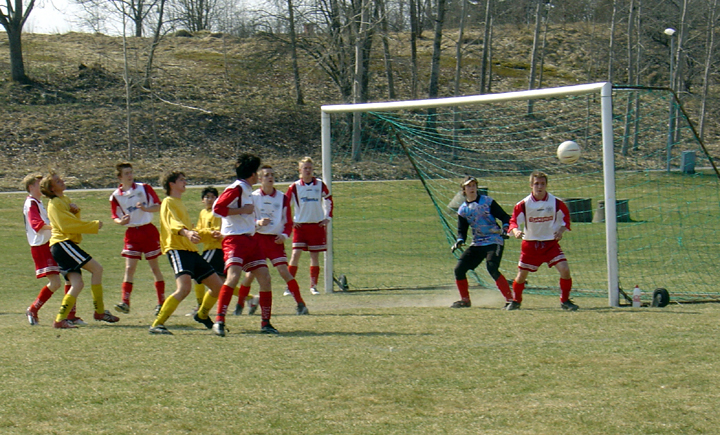 2004_0417_04.jpg - En målchans efter en arbogahörna