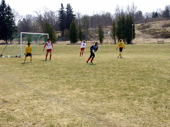 2004_0417_09.jpg - Fellingsbros målvakt avvärjer ett södraanfall