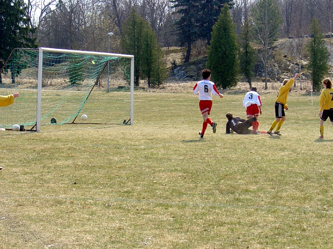 2004_0417_10.jpg - Nicke Johansson har åter varit framme och kvitterat, denna gång till 2-2