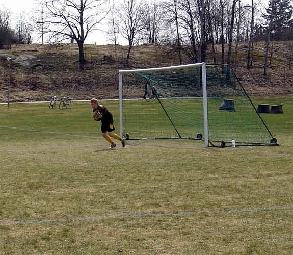 2004_0418_02.jpg - Glanshammars målvakt gör en räddning