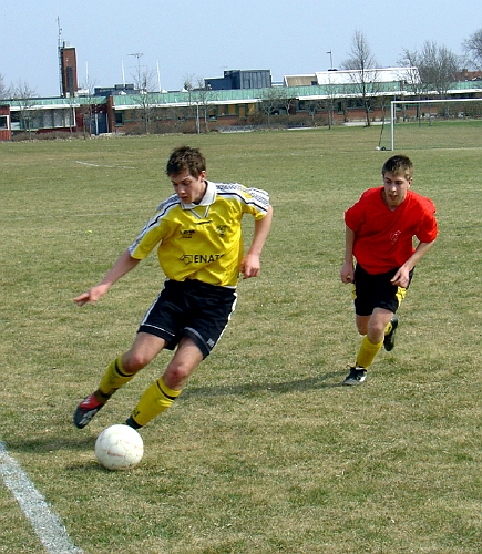 2004_0418_04.jpg - Arboga Södra's högerback Nicklas Larsson "in action"