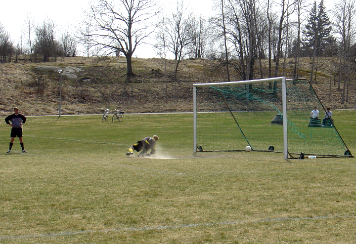 2004_0418_05.jpg - Här ökar södra sin ledning genom straffspark av Samuel Hultkvist till 5-0