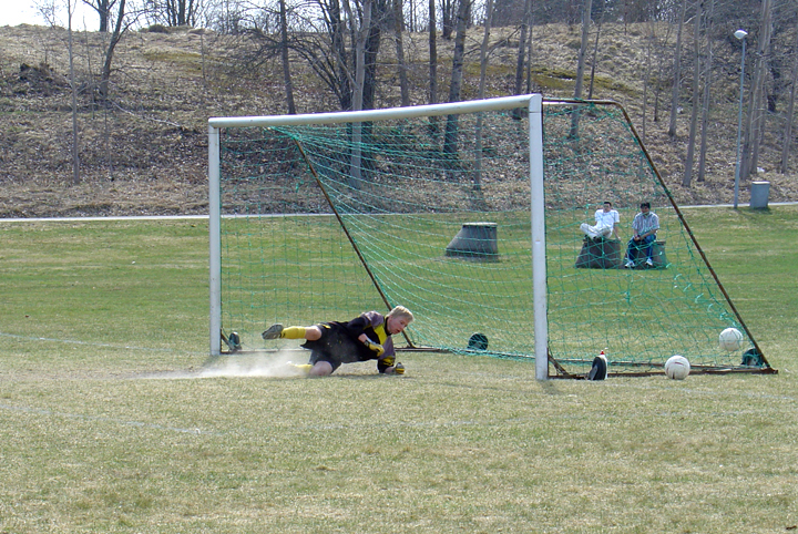 2004_0418_06.jpg - Här ökar södra sin ledning genom straffspark av Samuel Hultkvist till 6-0