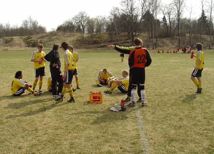 2004_0418_07.jpg - Pausvila och några taktiska råd från tränarna i Arboga Södra