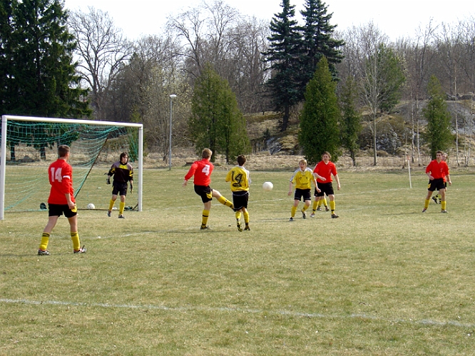 2004_0418_08.jpg - Södra tryckte på i andra halvlek, men Glanshammar bytte målvakt och täppte till på ett bättre sätt