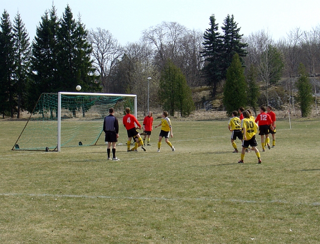 2004_0418_10.jpg - Här har bollen gått via ribban och över, nära en utökning av ledningen för södra