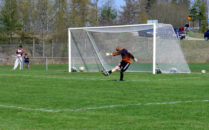 2004_0424_01.jpg - Stilstudie på Arboga Södra IF's målvakt Daniel Lundberg vid en inspark