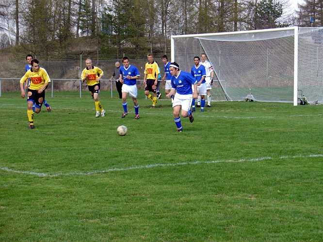 2004_0424_02.jpg - Skinnskattebergs försvar spelar upp bollen efter ett södra anfall