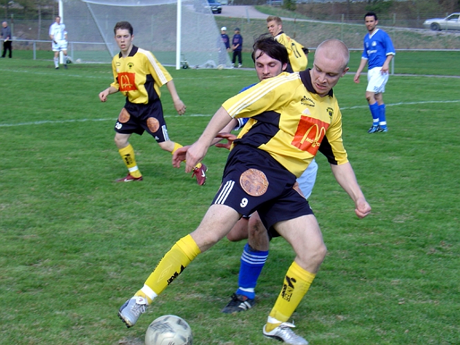 2004_0424_03.jpg - Dagens 3 målsskytt "in action" södra's nr.9 Kristoffer Storm