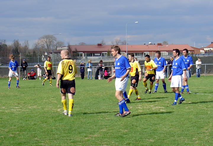 2004_0424_06.jpg - Arboga's anfall väntar på ett uppspel från en frisparkssituation