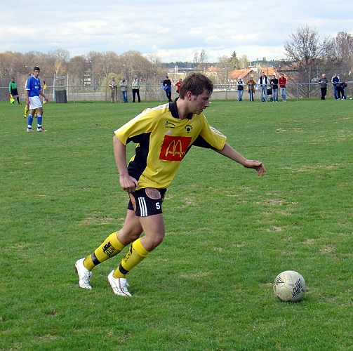 2004_0424_09.jpg - Södra's nr.5 Mikael Härdfeldt skall precis skjuta iväg en frispark