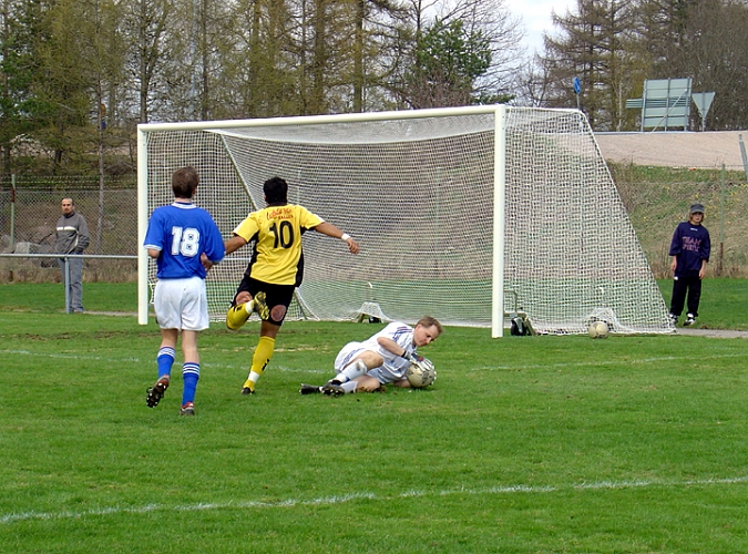 2004_0424_11.jpg - Södra's nr.10 Victor Huerta har chans att utöka arboga's ledning ännu en gång