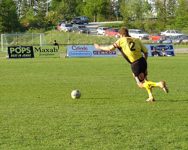 2004_0512_03.jpg - Arboga Södras mittback nr.2 Ronniy Lundin i färd med att lägga en frispark.