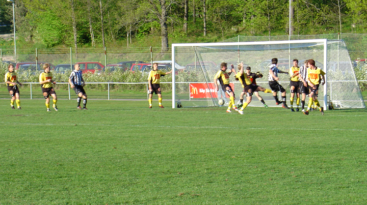 2004_0512_06.jpg - Här är det nära att Munktorp kan utöka sin ledning på en hörna.