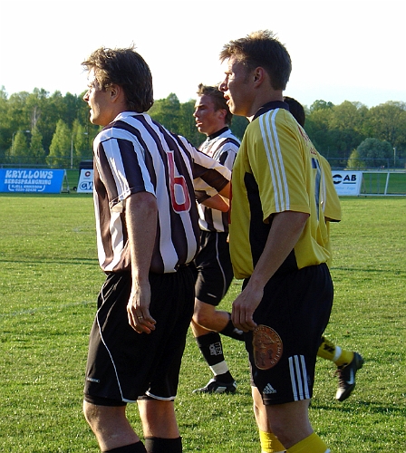 2004_0512_08.jpg - Södras nr.7 Anders Kvist markerar en munktorpsspelare vid inkast.