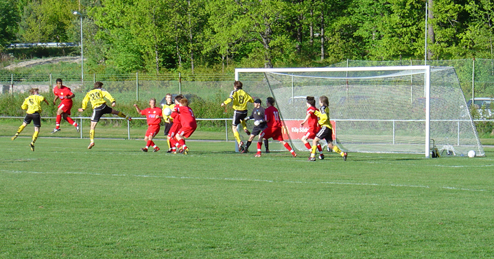 2004_0521_01.JPG - Arboga Södra satte tryck mot IK Franke målet den första halvtimmen.