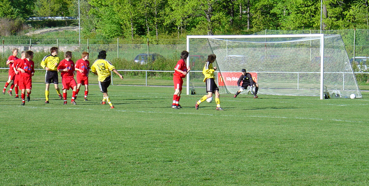 2004_0521_02.JPG - Här testar Södra's nr.13 Jonas Hammarlund, Franke's målvakt.