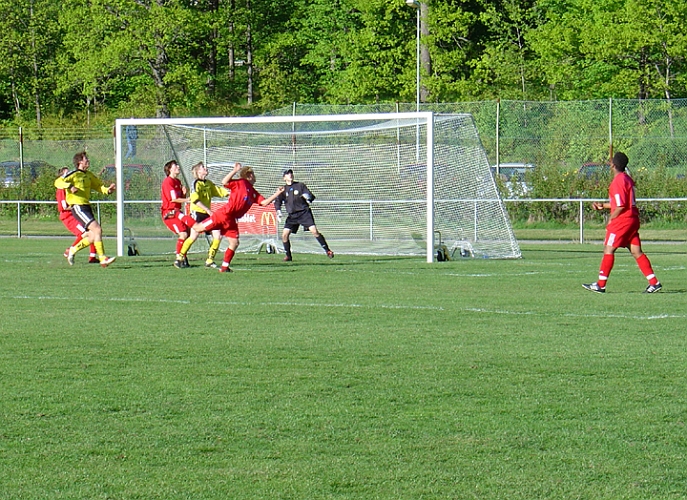 2004_0521_03.JPG - Här nickar Frankeförsvaret bollen till hörna.