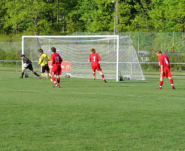 2004_0521_04.JPG - Franke's målvakt plockar lätt in bollen i "skopan".