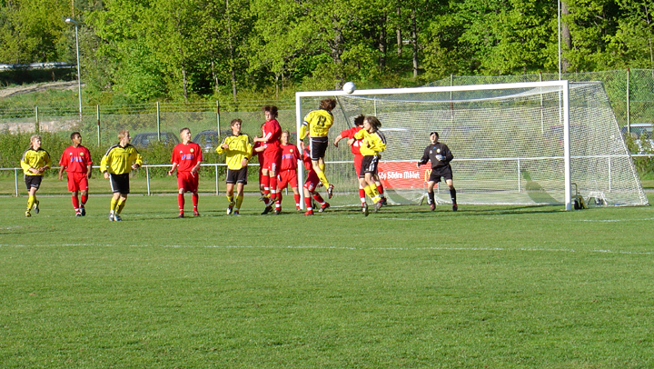 2004_0521_05.JPG - Södra's nr.8 Sebastian Fahlberg nickar bollen strax över.