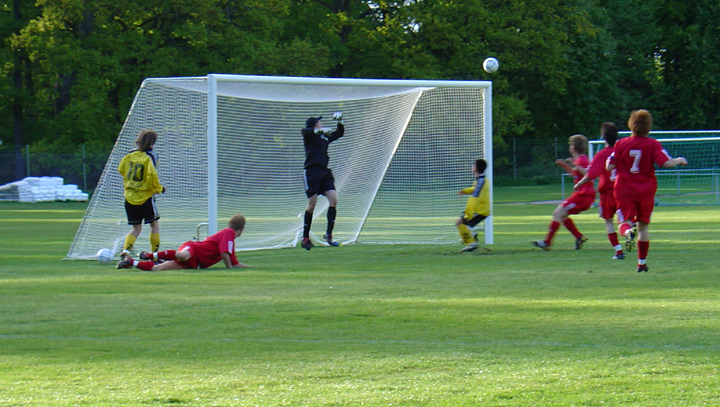 2004_0521_09.JPG - Södra's nr.10 Tobbe Jansson har tvingat målvakten till en räddning som resulterar i en hörna.