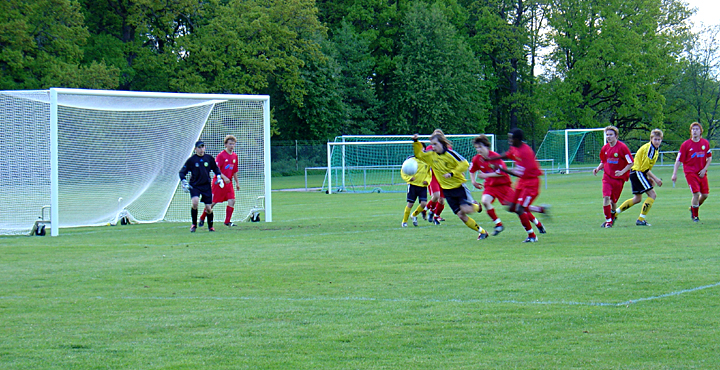 2004_0521_13.JPG - En sista Södrachans för nr.10 Tobbe Jansson, men resultatet 3-1 står sig matchen ut.