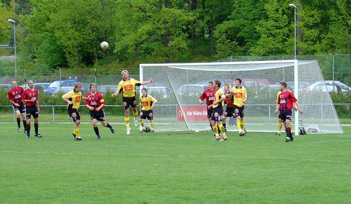 2004_0523_01.JPG - Arboga Södra's mittfältare Mikael Härdfeldt nickar bort ett Hamre MM inlägg.