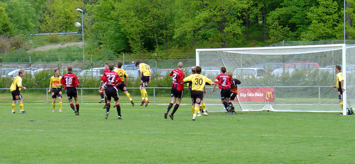 2004_0523_04.JPG - Södraförsvaret nickar undan en hörna.