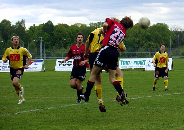 2004_0523_05.JPG - En nickduell mellan ett par av lagens mittfältspelare.