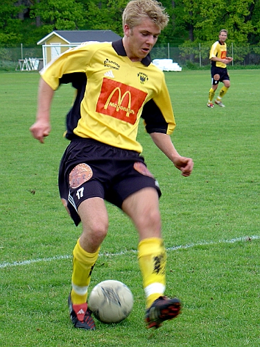 2004_0523_06.JPG - En närbild på Arboga Södra IF's nr.17 Emil Svensson