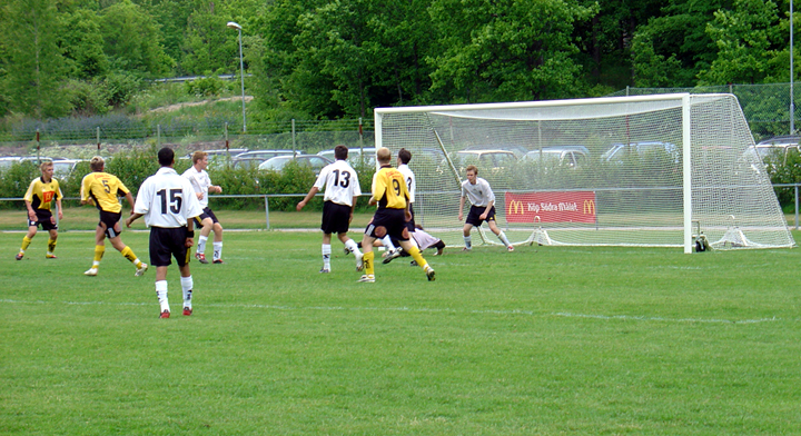 2004_0605_06.jpg - Arboga Södra är framme och oroar Dingtunas försvar.