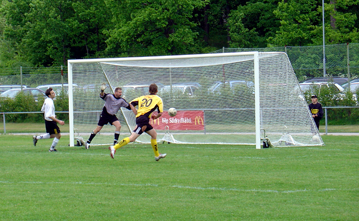2004_0605_08.jpg - Här smiter bollen strax utanför efter ett skott av Arboga Södra.