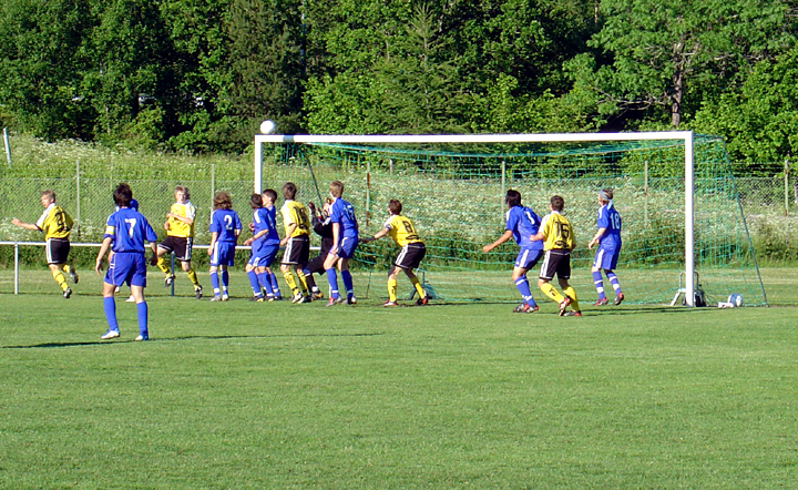 2004_0608_01.jpg - Arboga Södra IF öppnade matchen med en farlig hörna som touchade ribban.