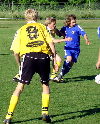 2004_0608_02.jpg - Det var tufft i närkamperna, här är det arbogas Nicke Johansson som försöker få tag i bollen.