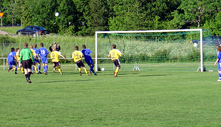 2004_0608_03.jpg - Ytterligare ett anfall av Arboga Södra.