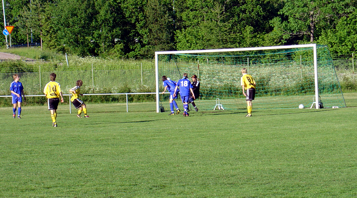 2004_0608_05.jpg - Här skjuterTobbe Jansson in  Södras ledningsmål i matchen.
