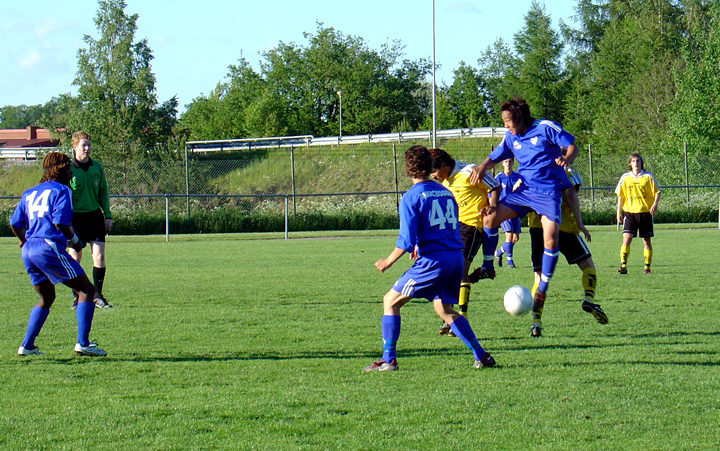 2004_0608_06.jpg - Arbogas Jonas Hammarlund i närkamp om bollen på mittfältet.