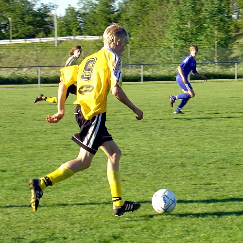 2004_0608_10.jpg - Arboga Södras nr.9 Martin Haglind driver bollen i ett kontringsläge.