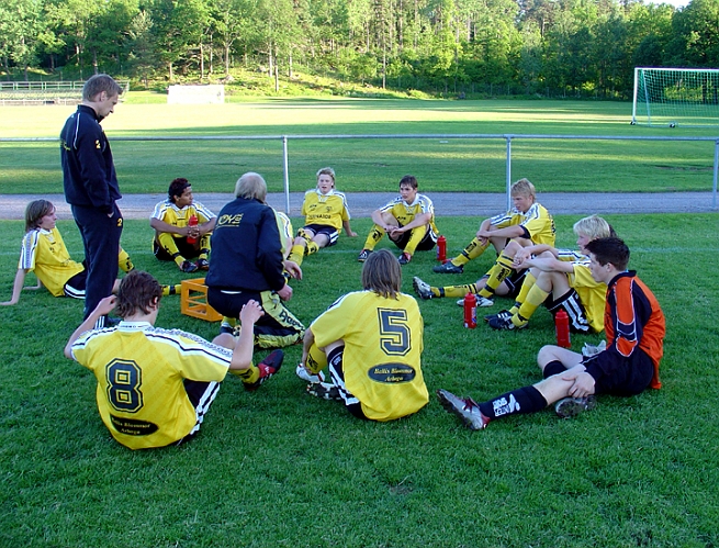 2004_0608_12.jpg - Halvtidspaus och taktiksnack inför andra halvlek i Södralaget.