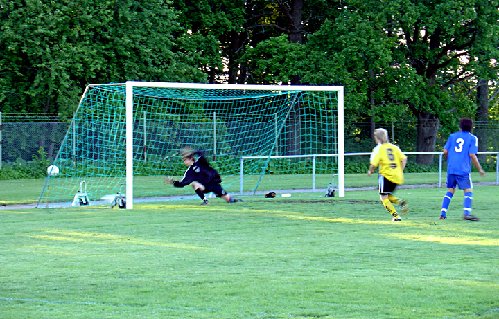 2004_0608_13.jpg - Södra ökar på sin ledning till 4-0 genom en frispark, slagen av Jonas Hammarlund
