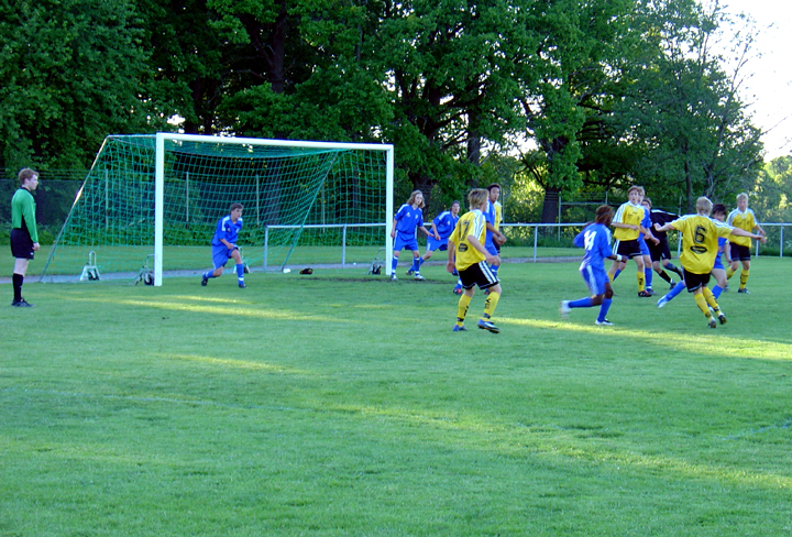 2004_0608_14.jpg - Ytterligare målchans för Arboga Södra efter en hörna från höger.