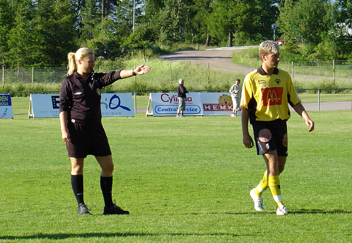 2004_0616_01.jpg - Det var en kvinnlig huvuddomare som ledde kvällens match