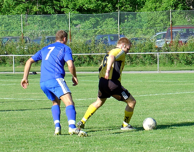 2004_0616_03.jpg - Arbogas nr.6 Johan Svensson vänder bort en västerås anfallare