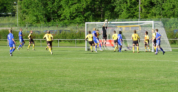 2004_0616_05.jpg - Södras målvakt tar enkelt hand om en hörna från västeråsarna