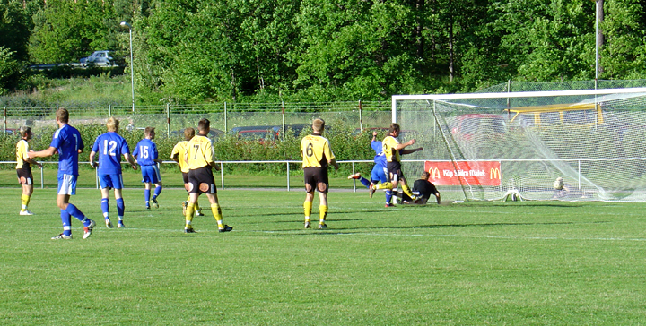 2004_0616_06.jpg - Här rullar Västerås in kvittering till 1-1