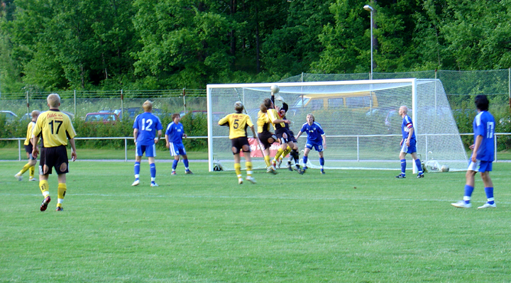 2004_0616_08.jpg - Arboga Södra ligger på för en kvittering