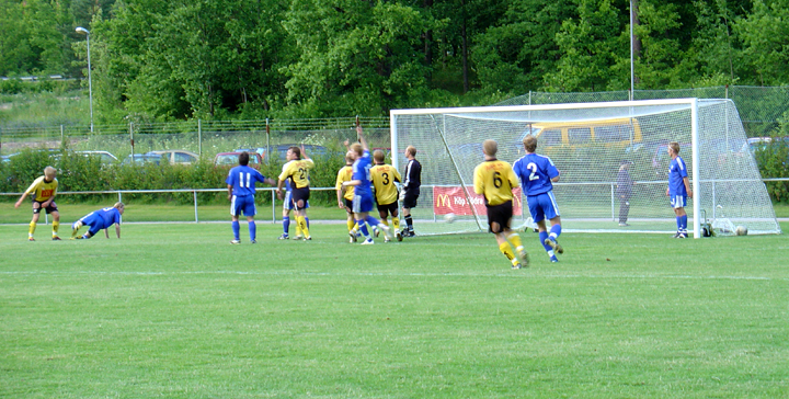 2004_0616_09.jpg - Ytterligare en Södrachans, men bollen går utanför målet