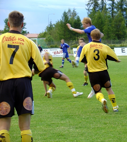 2004_0616_10.jpg - Det var en jämn och tät match, med mycket närkamper
